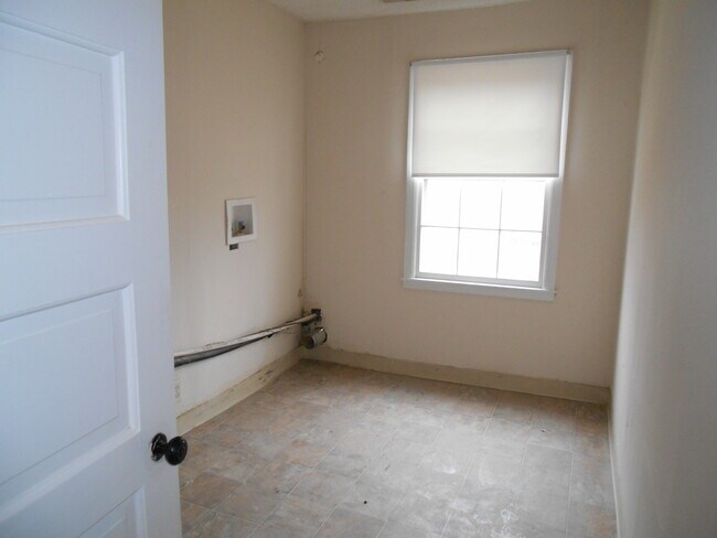 Building Photo - 3865 Roseberry St