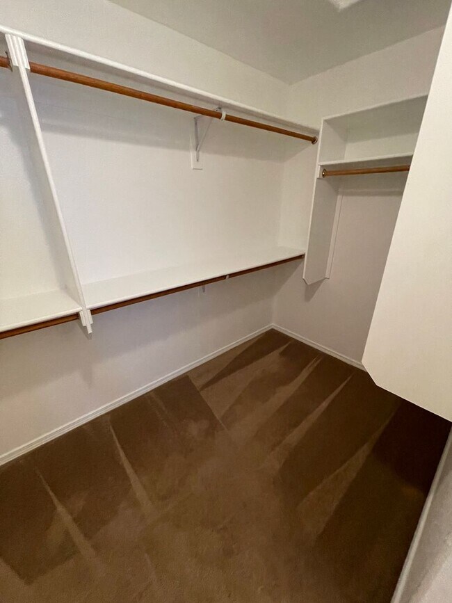 Building Photo - Great 5 Bedroom/2.5 Bathroom off Porter Dr.