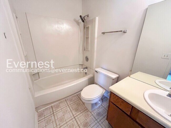 Building Photo - 2 Bed/2.5 Bath Townhome with Fenced Yard / Pet-Friendly / Available Now!