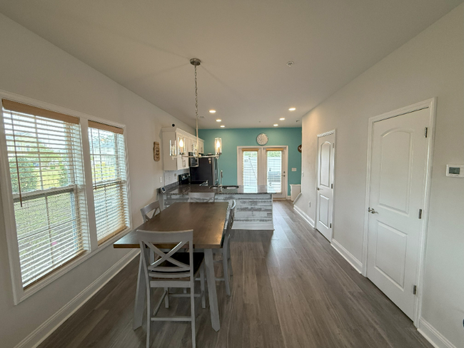 Building Photo - 812 Moen Pl
