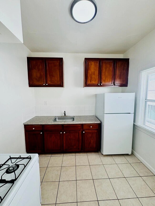 Interior Photo - 984 S. Oxford Avenue,