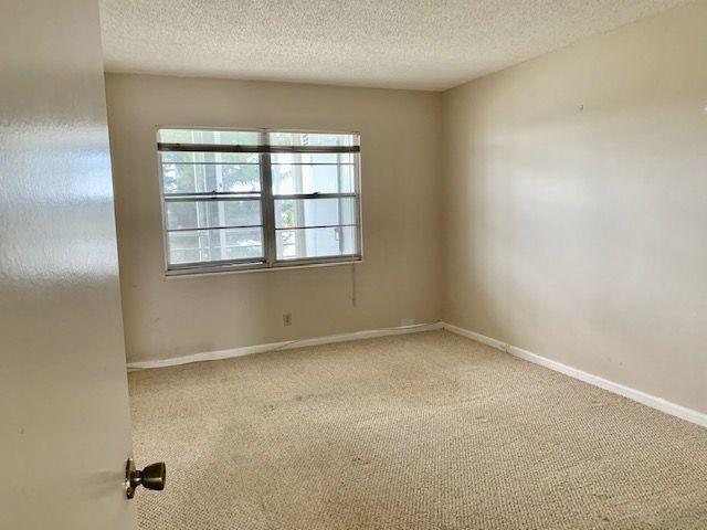 Building Photo - 3063 Ainslie Dr