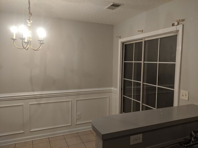 Building Photo - Cozzy townhome ready for you!
