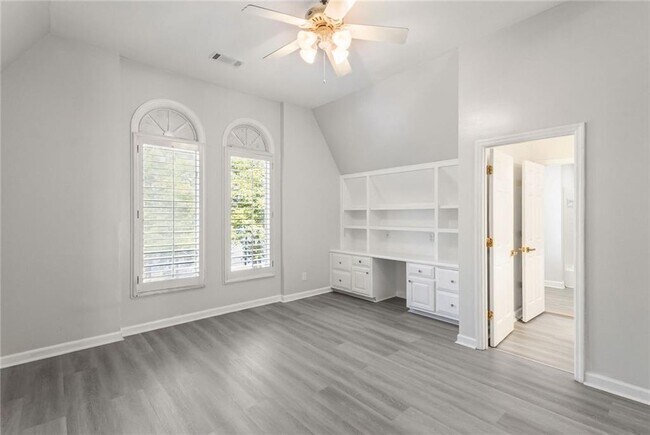 Building Photo - 2910 Emerald Dr