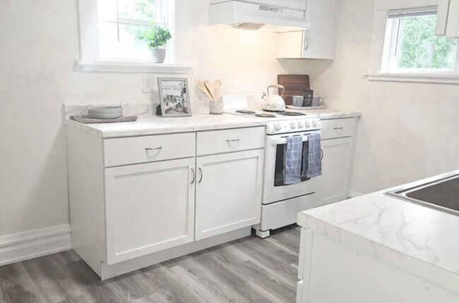 Building Photo - 313 E St Joseph St