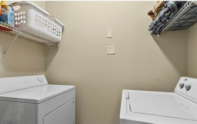 Building Photo - 2 bedroom, 2 bath Condo available now