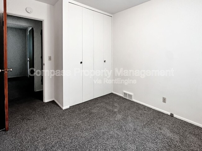 Building Photo - 2832 S Burdick St
