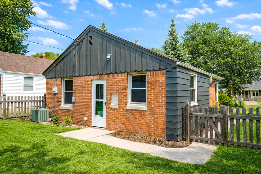 Building Photo - 7639 W Lorraine Pl