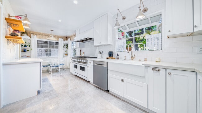 Building Photo - Burbank Wonder Years house