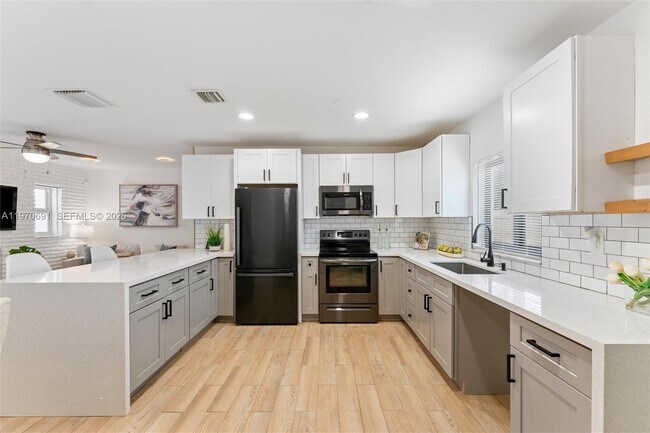 Building Photo - 6161 NE 7th Ave