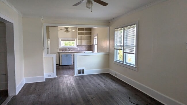 Building Photo - 1138 E Larch Ave