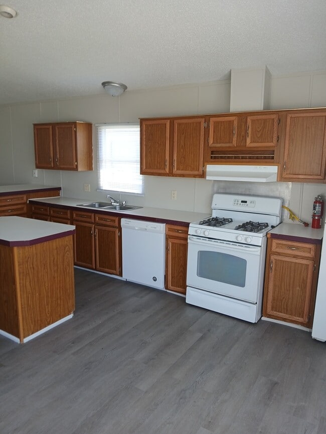Building Photo - Mobile Home For Sale