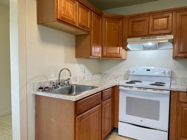 Building Photo - Nice 1 Bedroom 1 Bath Duplex