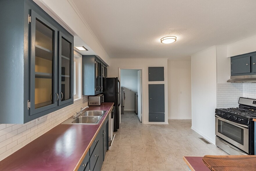 Building Photo - 1737 E 5th St