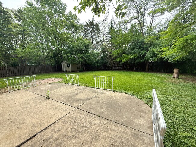 Building Photo - 1807 S Surrey Ridge Dr
