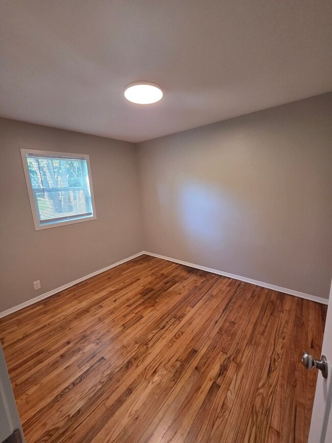 Building Photo - 3 bed 1 bath, 1 car detached garage, newly...