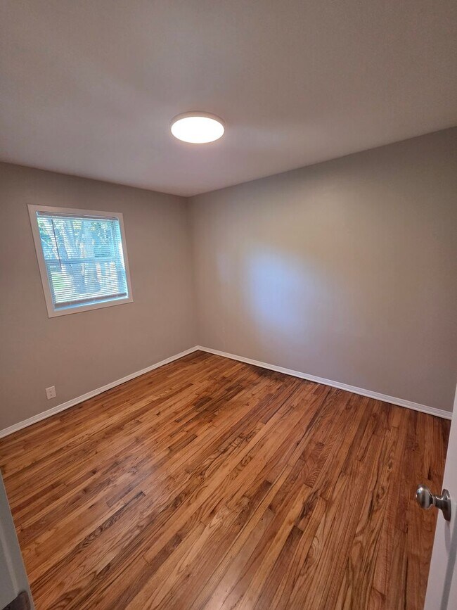 Building Photo - 3 bed 1 bath, 1 car detached garage, newly remodeled