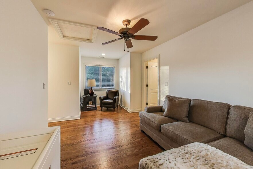 Building Photo - 23W711 Hobson Rd