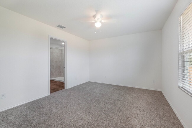 Building Photo - Redbird Ranch 4 Bedroom, 2 Bath, Free Internet, Tons of Amenities