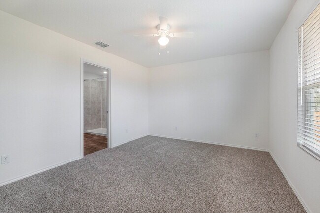 Building Photo - Redbird Ranch 4 Bedroom, 2 Bath, Internet Included, Tons of Amenities