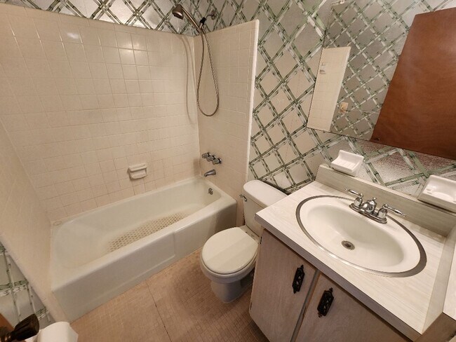 Building Photo - 50% off move in with 1 year lease agreement!!