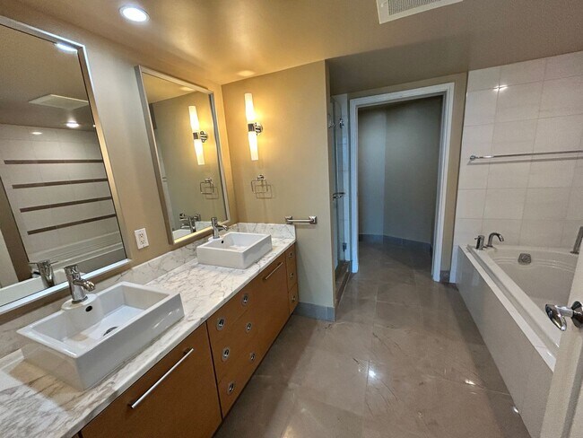 Building Photo - Spacious 2-bedroom, 2-bath with a View in Kakaako!