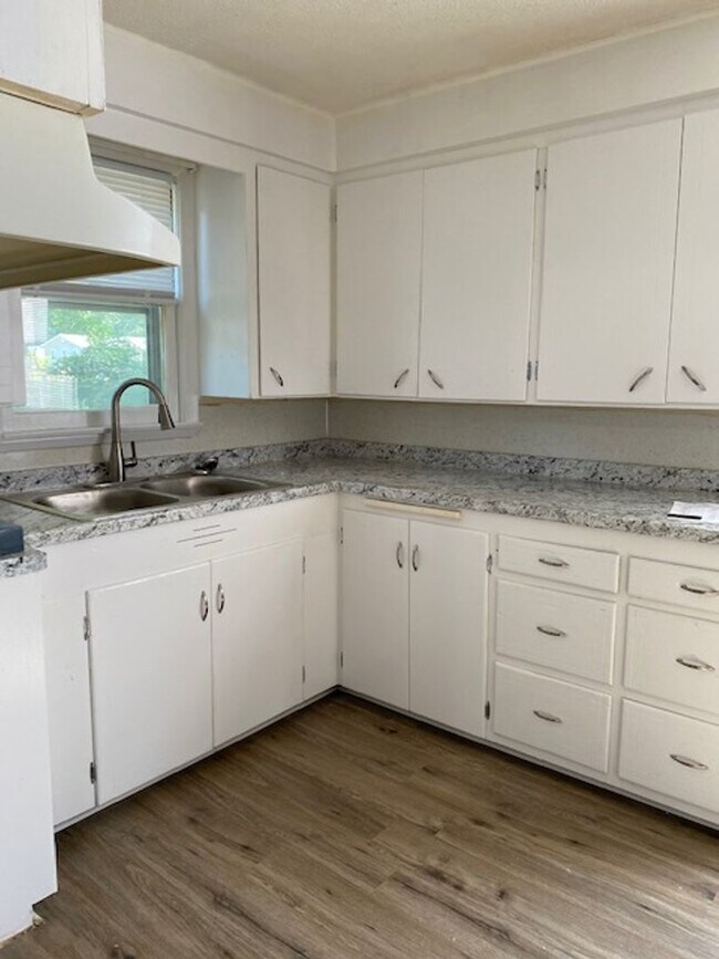 Building Photo - COMING SOON! Charming 2 Bedroom Home