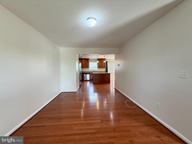 Building Photo - 10 S Meadow Ct