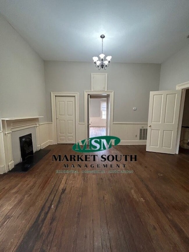 Building Photo - HISTORIC DOWNTOWN ONE BEDROOM!