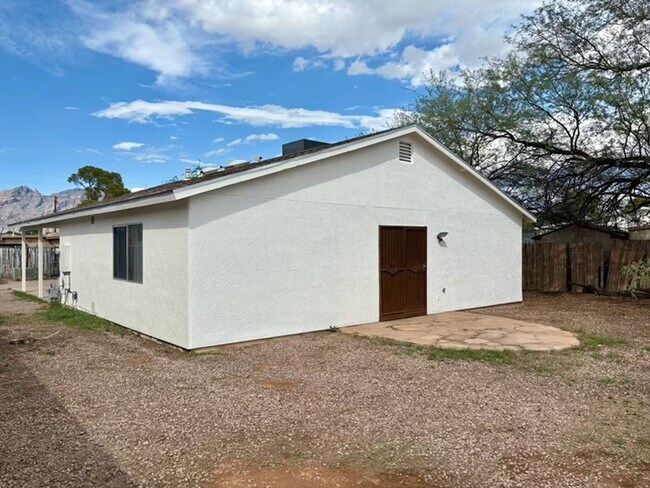 Building Photo - Charming three bedroom - two bathroom GREA...