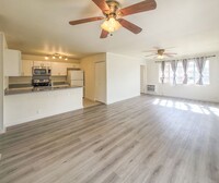 Building Photo - 3BR / 2Bath / 2Parking - Shores at Suncres...