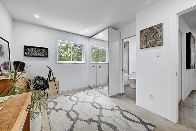 Building Photo - 5303 Gladstone Dr