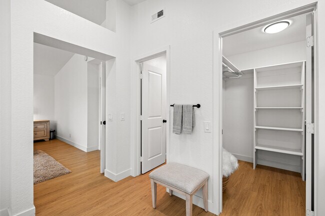 Building Photo - Luxe Spacious Home Near Parks Fully Equipped