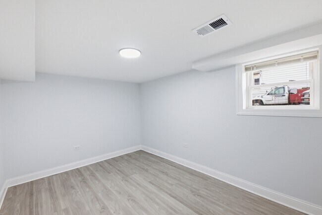 Building Photo - 142 W 103rd Pl