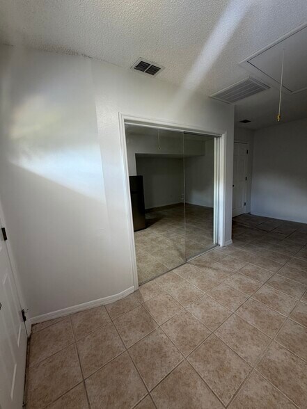 Building Photo - 2733 Glenview Dr