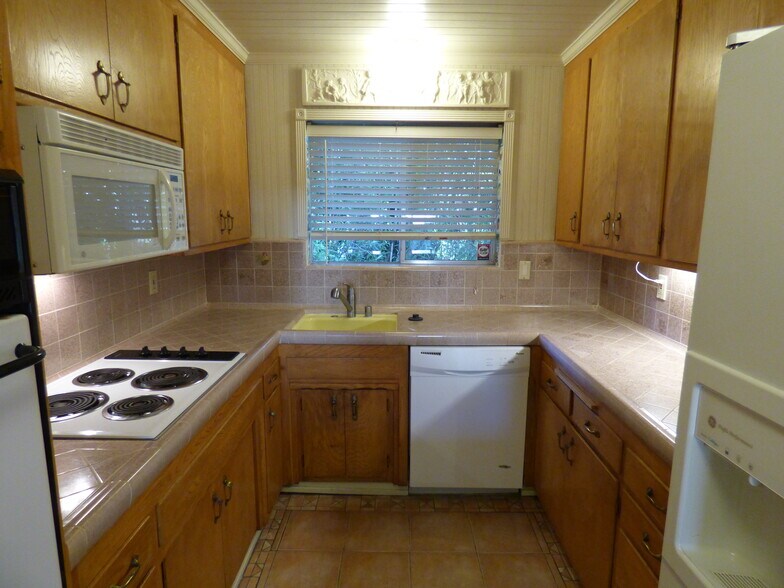 Kitchen - 6016 S Land Park Dr