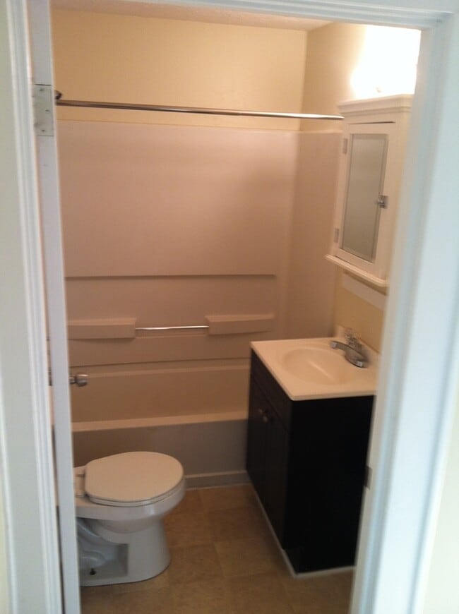 Building Photo - Three Bedroom Townhouse For Rent (East Rochester)