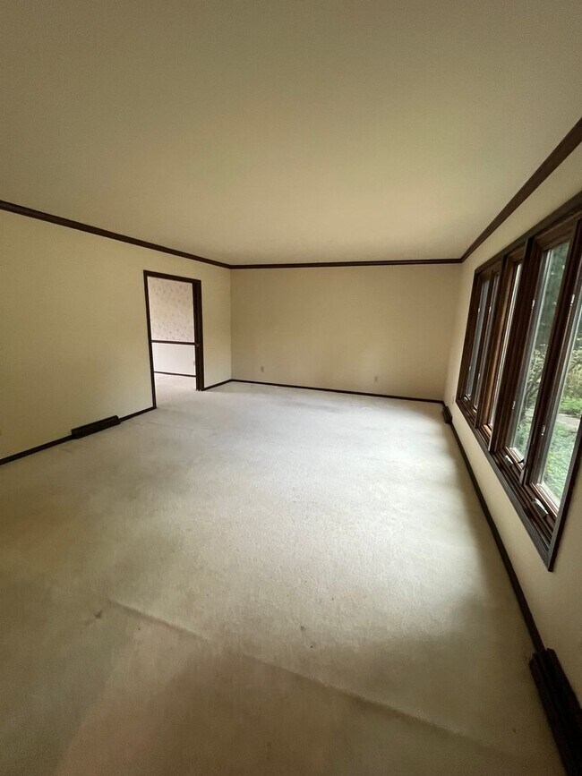 Building Photo - Large 5BR/3.5 Bath in Elm Heights. Available Now!
