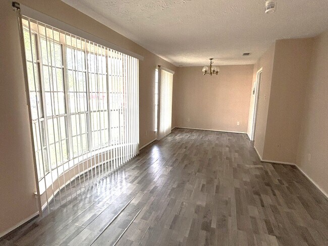 Building Photo - 17323 Camberwell Green Ln