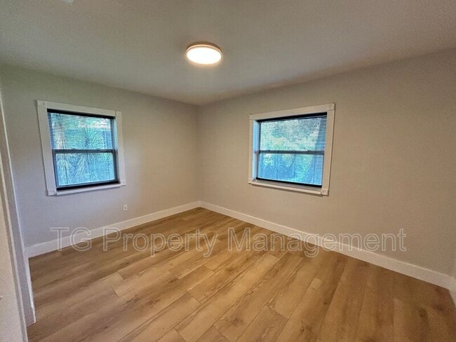 Building Photo - 3561 Centerhill Dr N