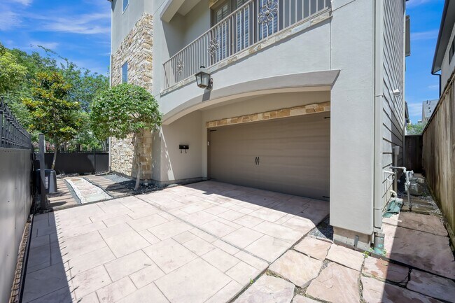 Building Photo - 2101 Elmen St