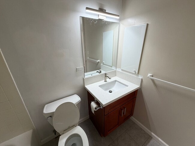 Building Photo - 1603