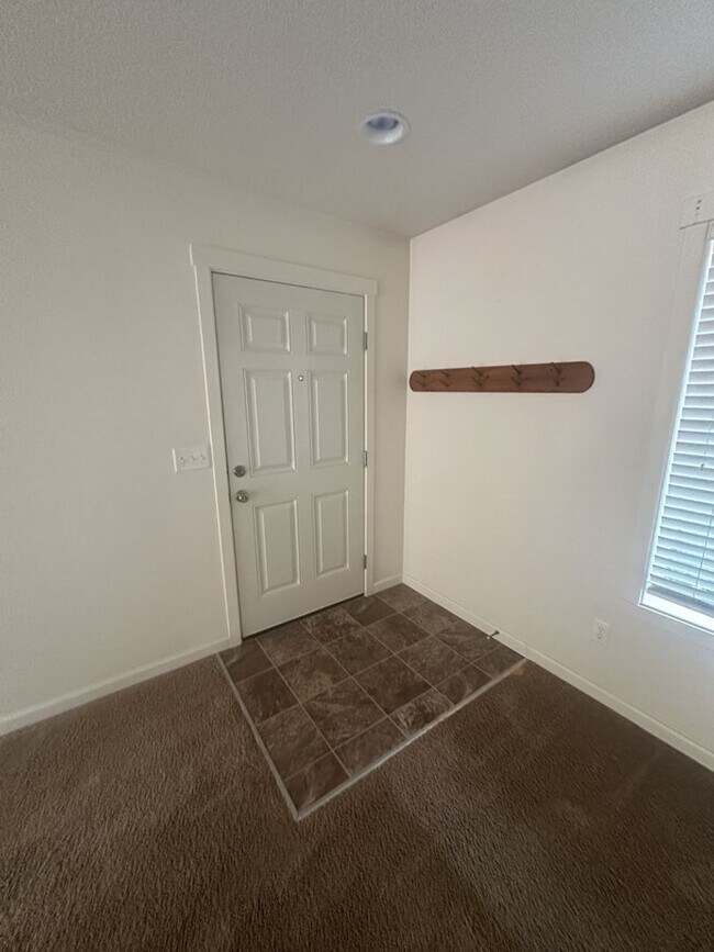 Building Photo - Three Bedroom Ranch in Orchards!