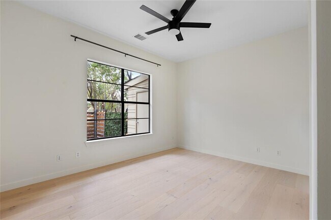 Building Photo - 707 Cardinal Ln