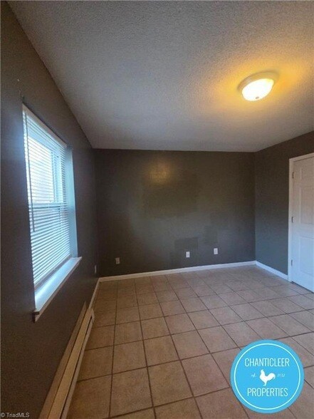 Building Photo - 305 Oakwood St