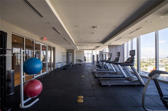 Building Photo - 1010 SW 2nd Ave