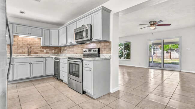 Building Photo - 3BR/2BA South Tampa home with carport and ...