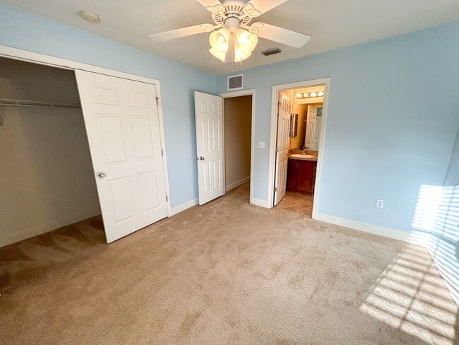 Building Photo - Woods Edge South #130