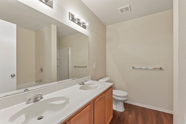 Building Photo - Beautiful 3 bed 2 bath home in Poynter Cro...