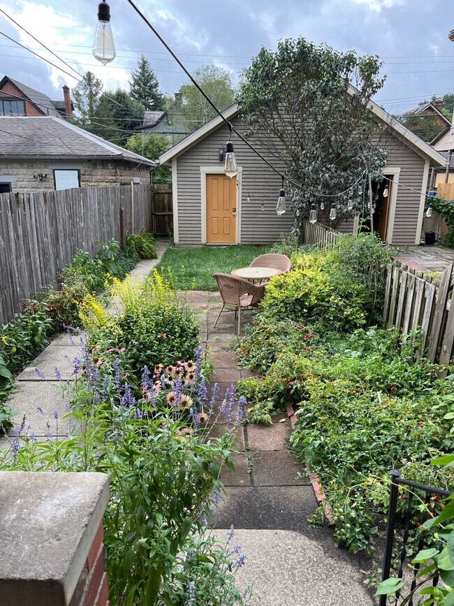 Building Photo - Beautiful 2 bedroom with office in the heart of German Village w/ garage